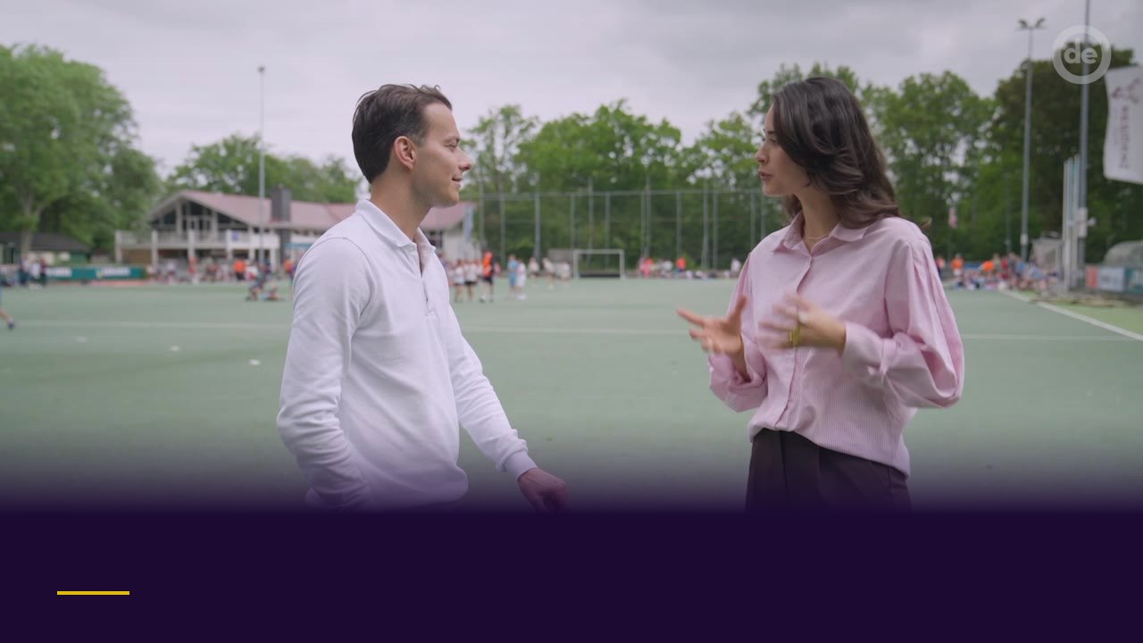 David van Ass in gesprek op het hockeyveld voor de Tonezetters-serie van De Ondernemer
